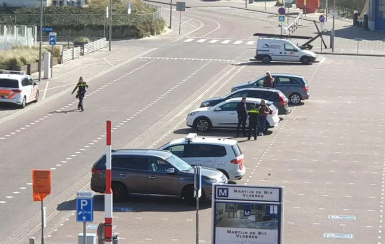 Politie haalt geen afstand houdend koppel in Egmond aan Zee uit elkaar