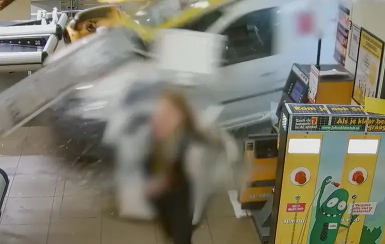 Politie heeft spectaculaire beelden vrijgegeven van ramkraak bij Jumbo in Haarlem