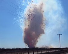Politie in Texas laat ruim 9000 kilo vuurwerk ontploffen