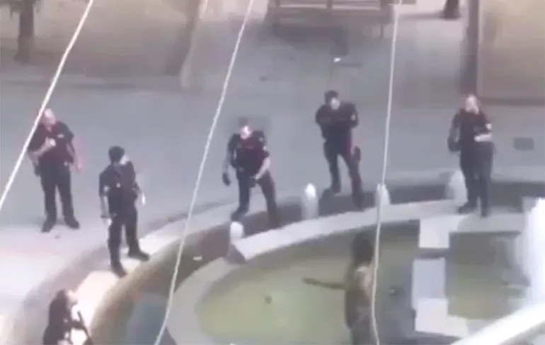 Politie Madrid laat zien hoe je gekkie moet overmeesteren