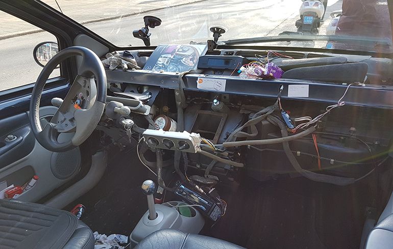 Politie Rotterdam haalt auto zonder dashboard van Coolsingel
