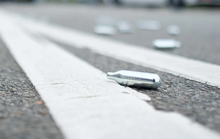 Politie slaat plank keihard mis met Lachgas bericht op Decibel