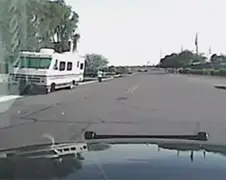 Politie Tucson ramt verdachte overval met dienstauto