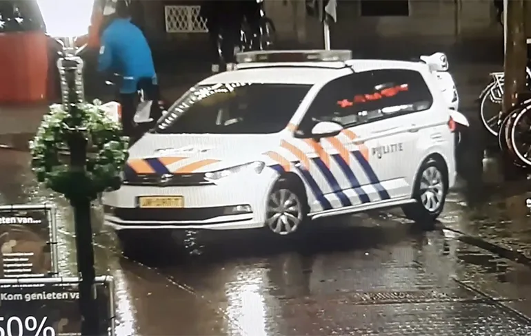 Politie Venlo haalt lantaarnpaal neer