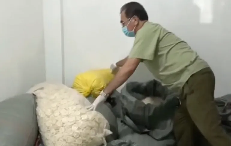 Politie Vietnam valt loods binnen waar gebruikte condooms werden gerecycled
