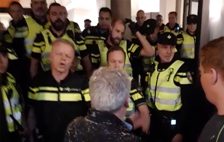 Politie vs Boeren bij het provinciehuis van Groningen