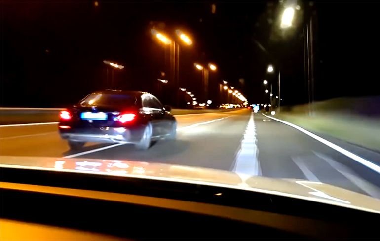 Politie zit achter idioot aan die met hoge snelheid door Limburg rijdt