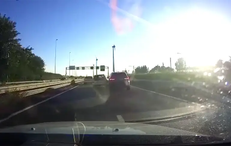 Politieachtervolging op de A15 eindigt met keiharde crash