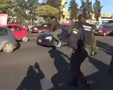 Politieagenten in Argentinië zijn echt knettergek!