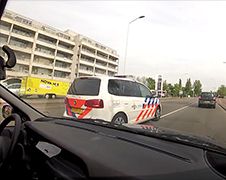 Politieauto in Nijmegen geeft het goede voorbeeld