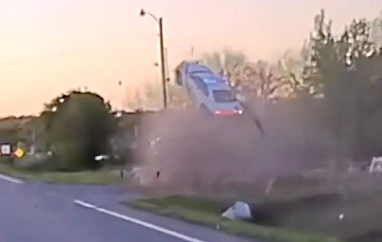 Politiewagen in Arkansas gaat vliegen na PIT manoeuvre