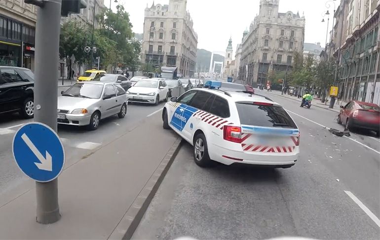 Politiewagen in Boedapest ziet Toyota over het hoofd
