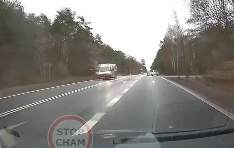 Poolse chauffeur toetert naar een auto vol agenten