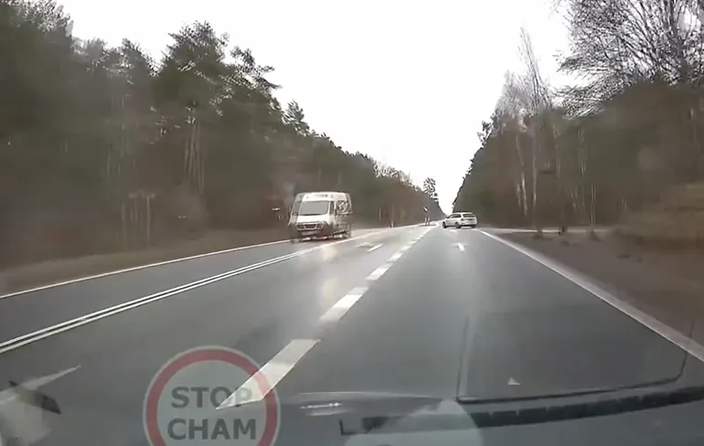 Poolse chauffeur toetert naar een auto vol agenten