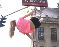 Poolse dames paaldansen op straat