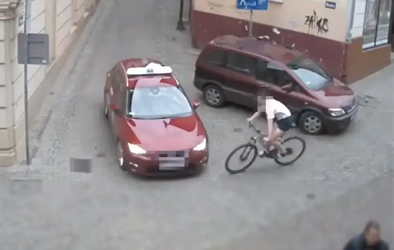 Poolse fietser kan auto ontwijken, maar kust keihard lantaarnpaal