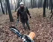 Poolse motorrijder komt vaag figuur tegen in bossen