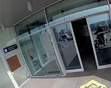 Poolse motorrijder neemt shortcut door winkelcentrum