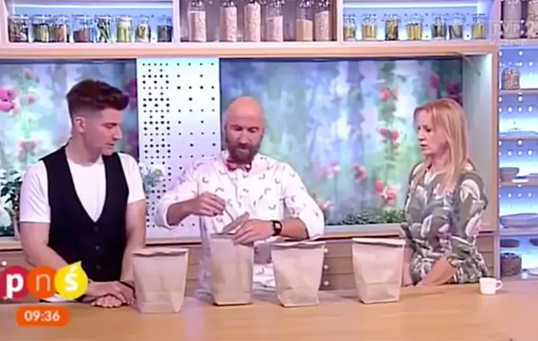 Poolse presentatrice krijgt live op tv spijker in hand geslagen