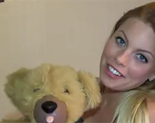 Pornoster Britney Amber introduceert trillende teddybeer