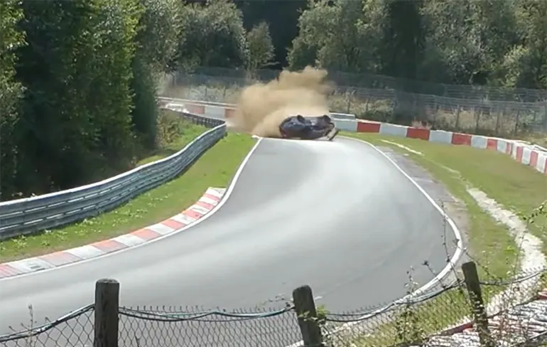 Porsche 911 GT3 rolt even heftig aantal keren over de kop op de Nürburgring