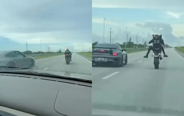 Porsche 911 Turbo en motor doen wedstrijdje op de snelweg