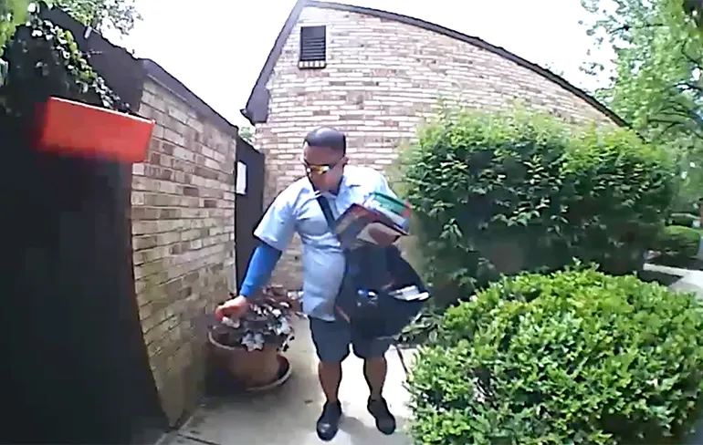 Postbode spuit pepper spray naar honden die al vast zitten