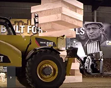 Potje Jenga met Caterpillar machines