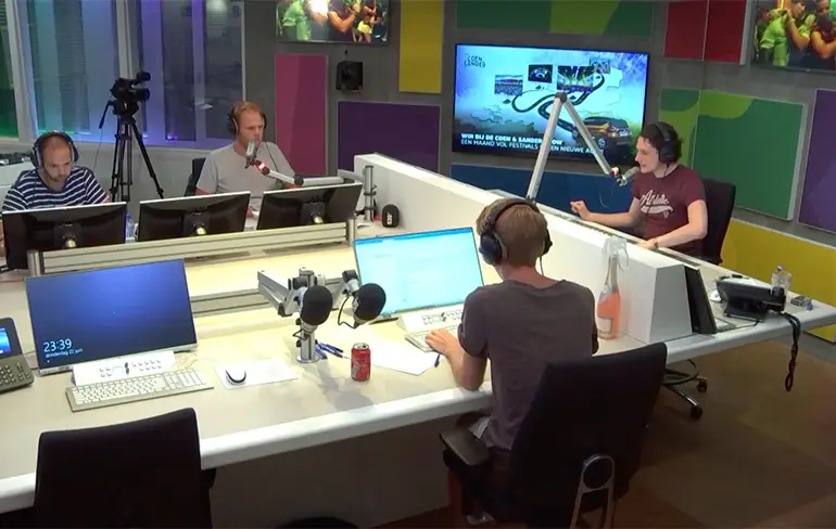 Prank Call: Meidenavond loopt uit de hand, lingeriefoto's online...