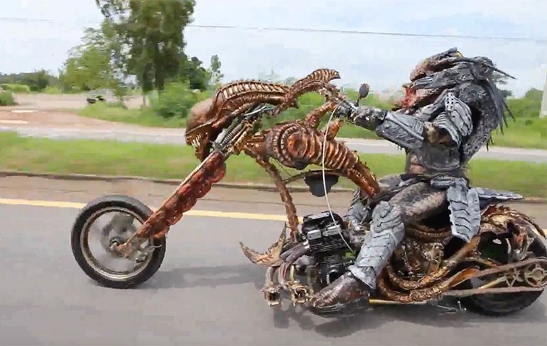 Predator doet een ritje op zijn motor in Thailand