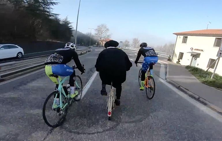 Priester fietst stukje mee met wielrenners van de Monte Titano