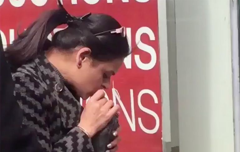 Priet toet toet: Vrouw geeft dooie duif mond-op-mondbeademing