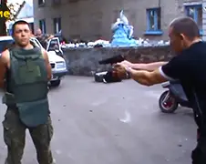 Pro Russische Rebellen testen kogelvrij vest