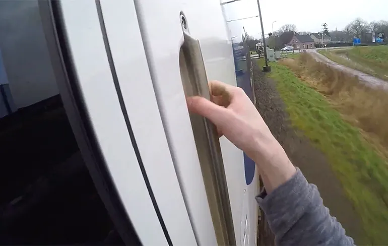ProRail kan weer aangifte doen, want The Climbing Dutchman did it again!
