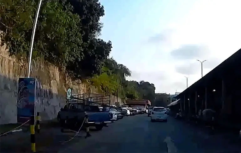 Psssst motorrijder, kijk je uit voor die ijzeren stang?