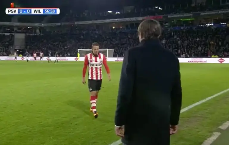 PSV'er Santiago Arias slaat ruitje stuk na rode kaart