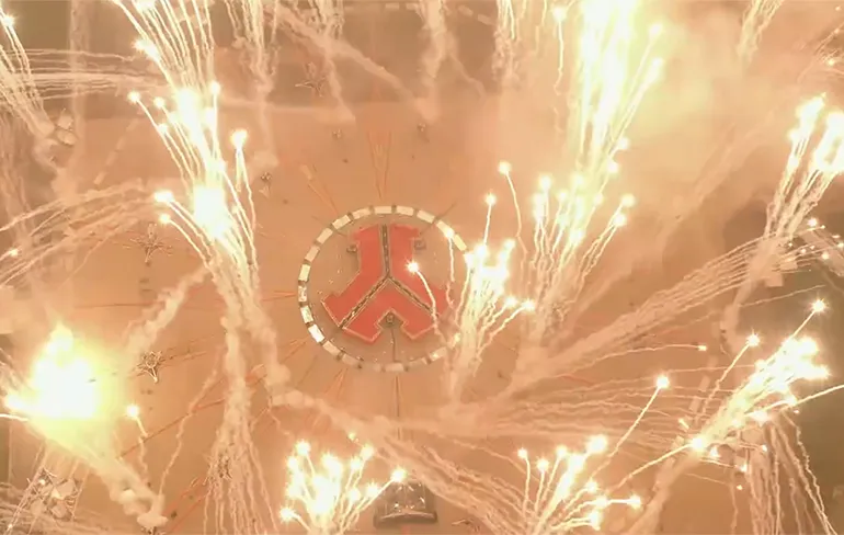Pyro lat ligt stuk hoger door The Show Must Go On Defqon.1 Endshow 2020
