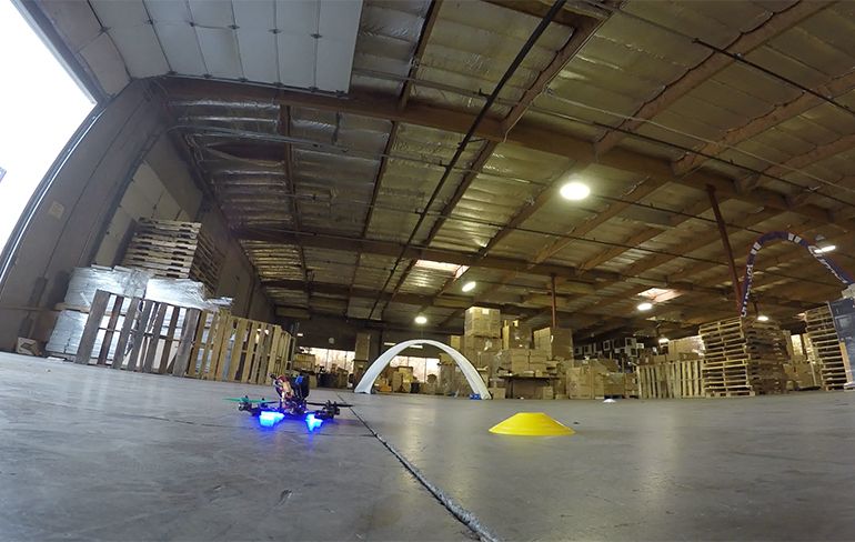 Racen met een drone in een magazijn is erg vet!
