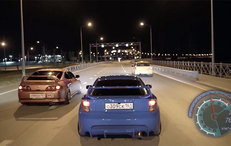 Racen met vrienden gemaakt tot Need For Speed in Real Life video is cool