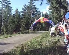 Rally auto kan echt bijna vliegen