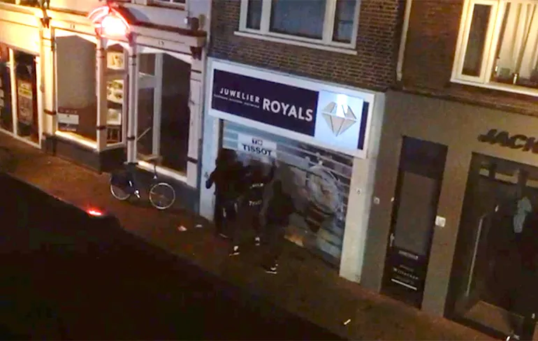 Ramkraker in Wageningen van scooter gereden door politie