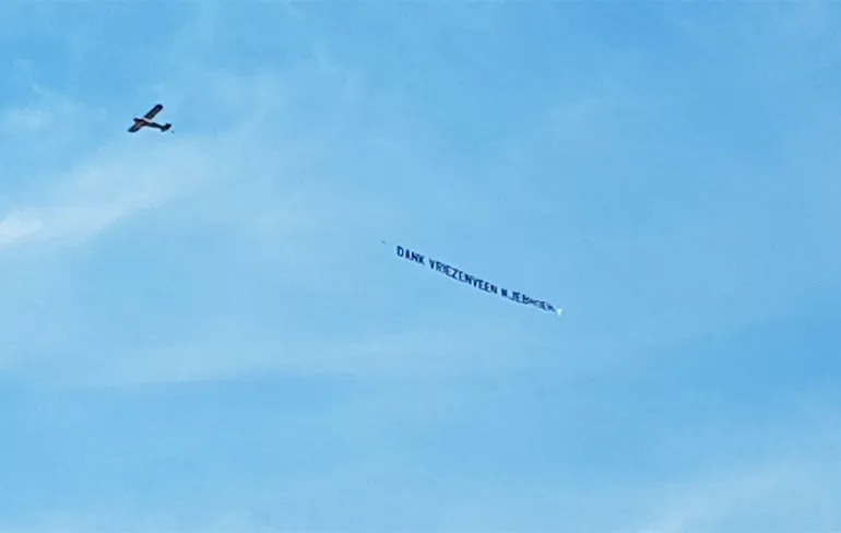 Rapper Jebroer bedankt het gelovige Vriezenveen met vliegtuigje