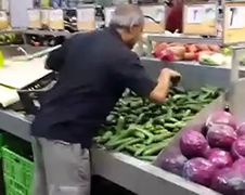 Rare komkommer in supermarkt Palestina...