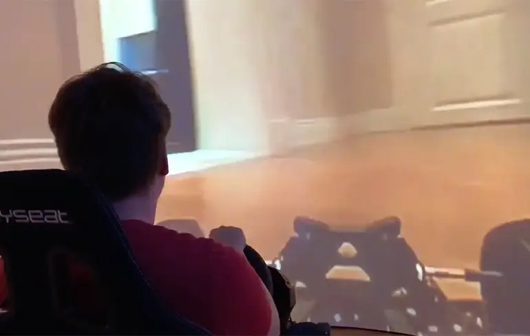 RC auto besturen vanuit een koepel met projector