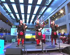 Red Hot Chilli Pipers doen cover Avicii