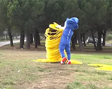 Rémi Gaillard in de huid van Sonic the Hedgehog