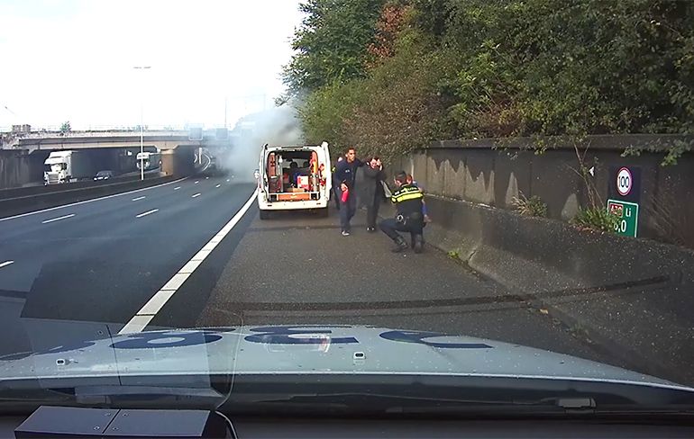 Respect: Politie redt kinderen uit brandende auto A20