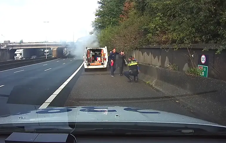 Respect: Politie redt kinderen uit brandende auto A20