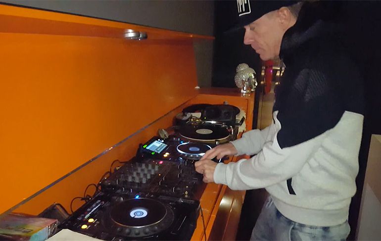 Respect the skills: DJ Jean probeert knullig optreden recht te lullen?