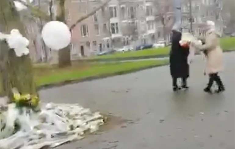 Respectloos: Vrouwen stelen bloemen van doodgeschoten Rapper Feis